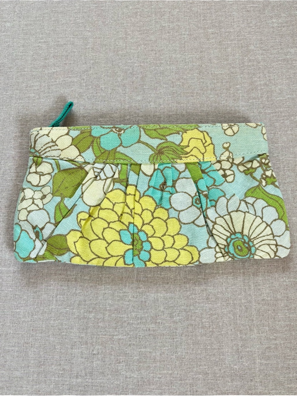 Vintage Old Navy pastel retro floral Y2K linen clutch.
